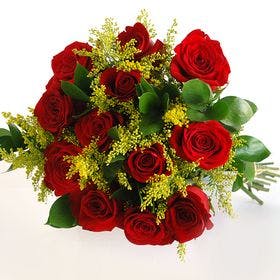 Buquê de 12 Rosas Vermelhas com complementos 