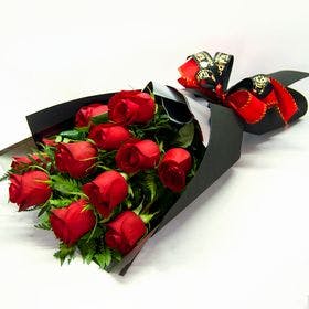 Ramalhete de 12 rosas   em papel preto