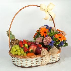 Cesta de frutas e flores