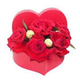 box coração vermelho com 5 rosas vermelhas colombianas e 3 ferreros
